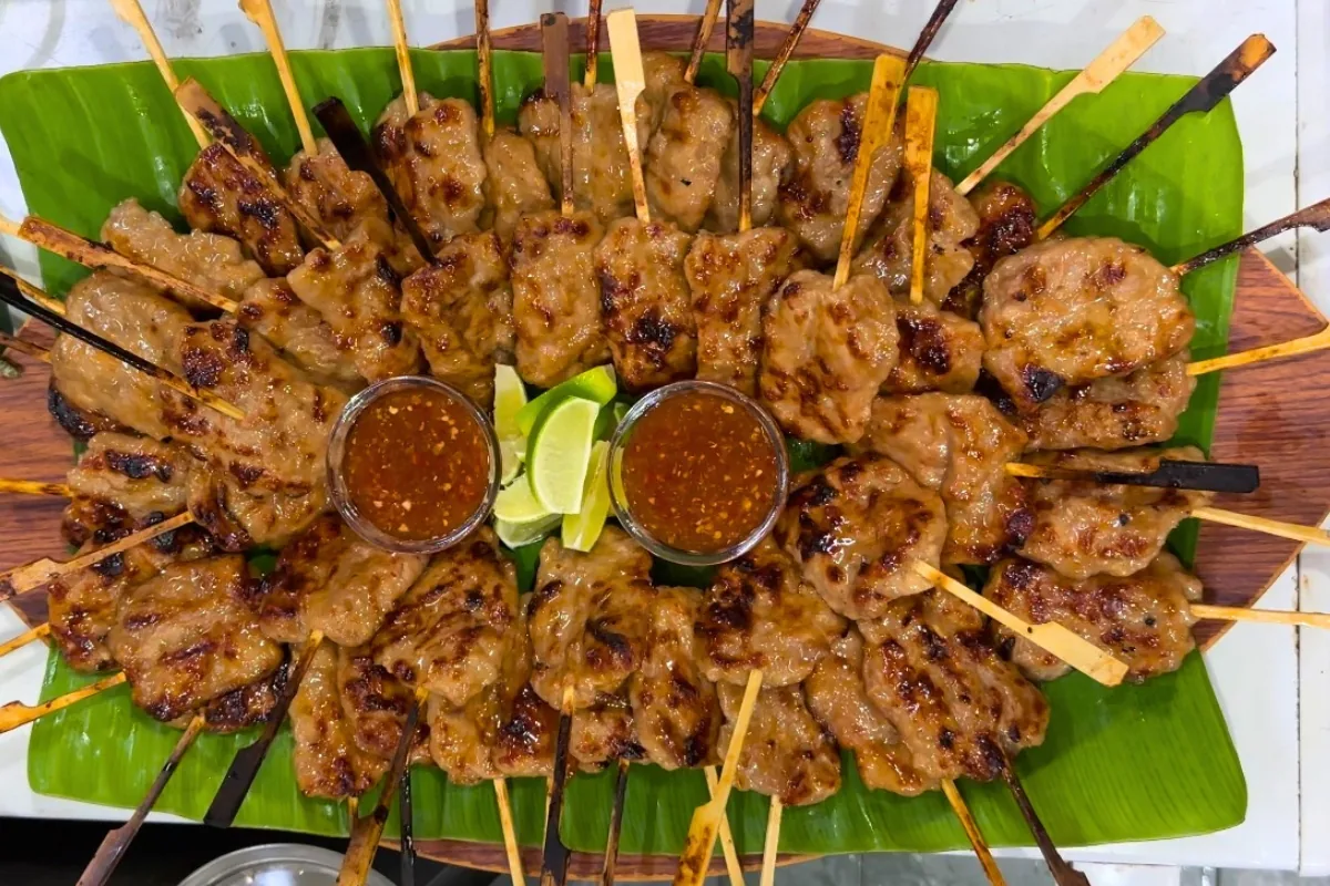 A platter of grilled moo ping on banana leaf