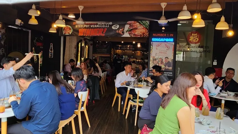 Guests dining inside Shrimp Prawn Seafood